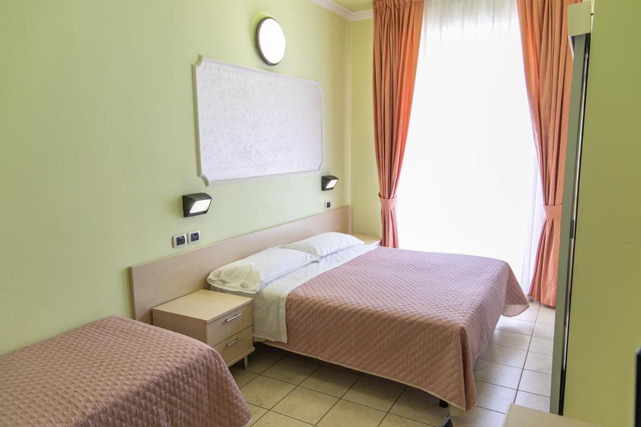 Hotel Liana Римини Экстерьер фото