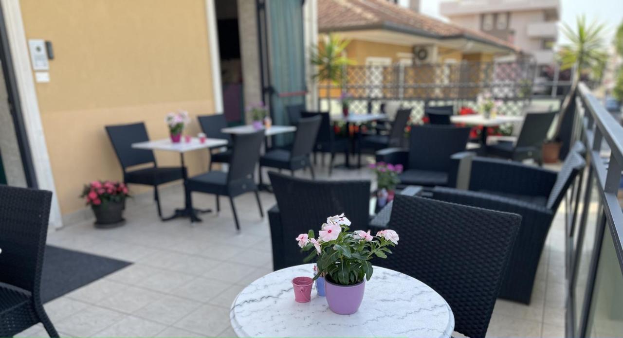 Hotel Liana Римини Экстерьер фото